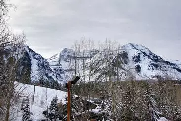 Mökkimajoitus Log Cabin On The Stream