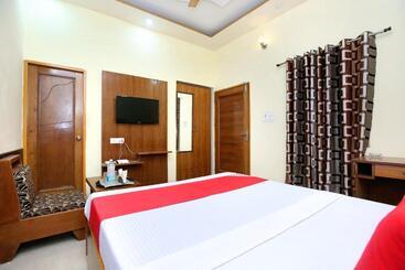 Hotel Oyo 23101  Amarpali