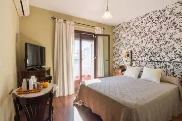 هتل Hostal El Escudo De Mijas