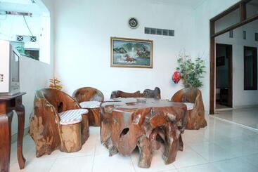 펜션 Reddoorz @ Seturan Raya