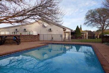 פנסיון Aloes Guest House 62 On Meintjies