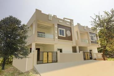 Pensió Oyo Home 76767 Love Book Stays Yapral