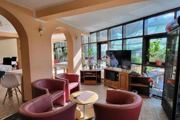 פנסיון M7 Villa Bed& Bistro