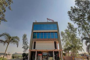 בית מלון כפרי Capital O76267 The Grand Imperial Restaurant &