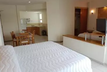 Angeles Suites & Hotel