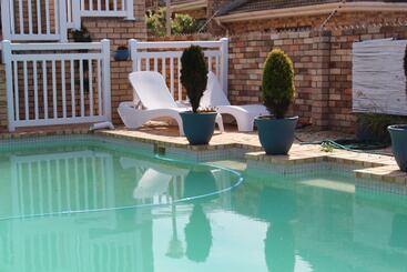 فندق Bluewater Beachfront Guesthouse