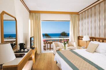 בית מלון כפרי Constantinou Bros Pioneer Beach