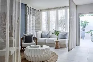 Отель Crystalbrook Byron