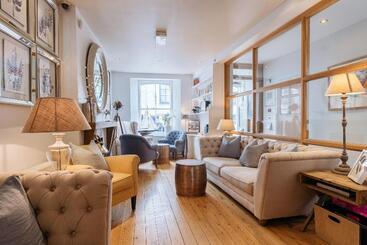 Отель The Old Quay House