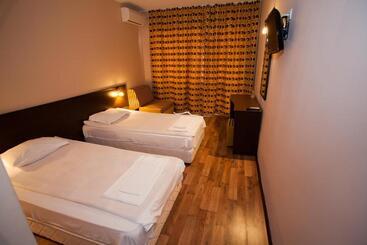 Bisser Hotel   Free Parking   Free Pool Access