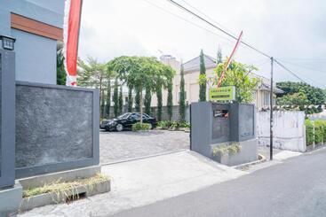 Urbanview Hotel Bubusini Batu By Reddoorz