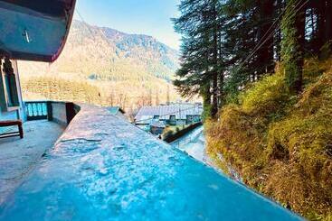 Hotel The Daulat Manali Luxury Comfort ! Travellers Delight ! Budget Friendly ! Prime Location ! Guest F