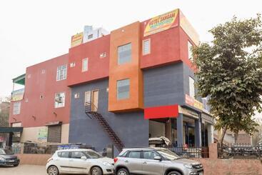 Hotel Oyo 77970  Sangam