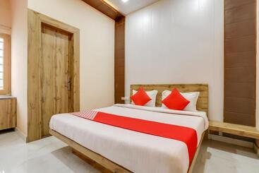 Hotel Oyo 77970  Sangam
