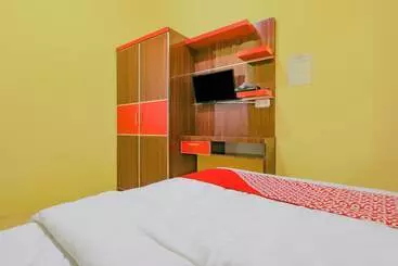 Hotel Oyo 90216 Kost Sanny