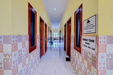 Hotel Oyo 90234 Dhoho Family Guest House