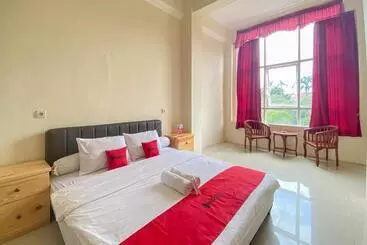 Hotel Reddoorz Near Universitas Merdeka Malang 2