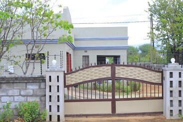 تختخواب و صبحانه The Rock Travellers Home