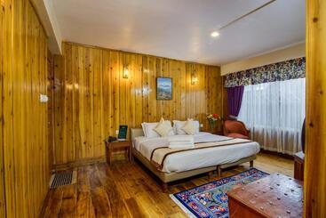 Muscatel Himalayan Resort   400 Mts From Mall Road