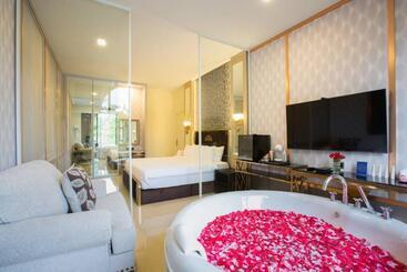 Отель Jupiter Trevi Resort And Spa