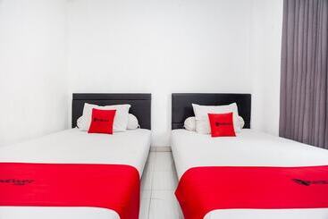 Hotelli Reddoorz Syariah Near Grand Galaxy Park