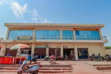 בית מלון כפרי Spot On 46977  City Light Palace And Restaurants