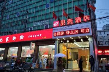 Hotel Shell Shanghai New International Expo Center Fanghua Road Metro Station