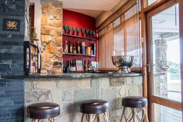 تختخواب و صبحانه Hallack Manor