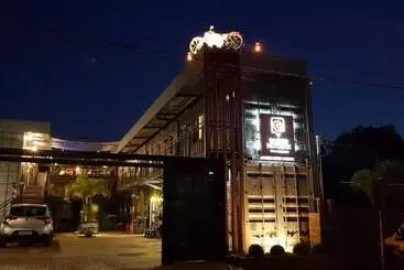 Bonito Motobox   Hotel Container