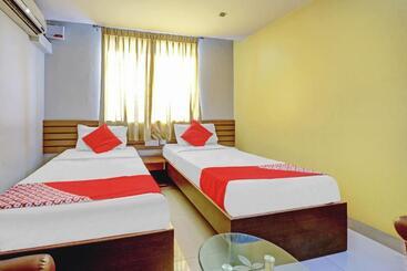 בית מלון כפרי Oyo 79381 Dm Residency