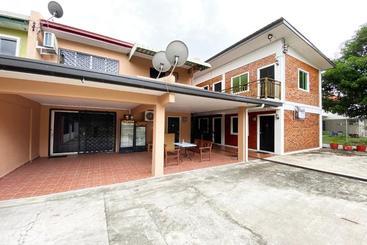 Hotelli Oyo 90217 Classic Homestay Keningau