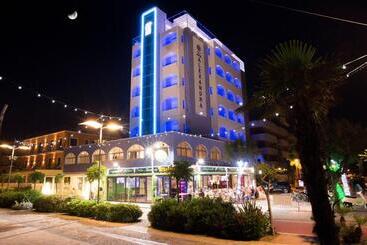 هتل Alexandra   Beach Front  Xxl Breakfast & Brunch Until 12 30pm