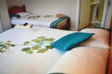 Pensione Room In Guest Room   Comfortable Family Room With Tv, Free Fast Wifi, Sleeps 4 With 1 Bunk Bed