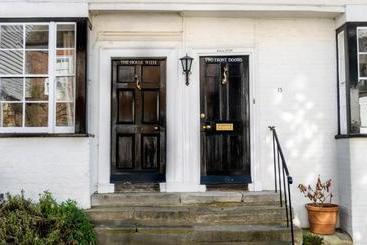 مبيت وإفطار The House With Two Front Doors