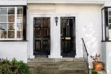 ベッドアンドブレックファースト The House With Two Front Doors