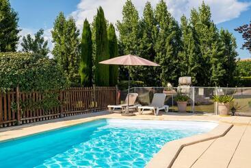 فندق Hôtel Parc Adélie   Logis Hôtels