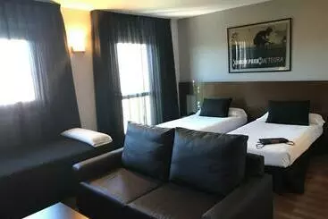 ホテル Täch Madrid Airport