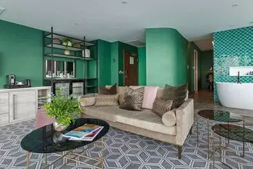 Отель Waterfront Southport