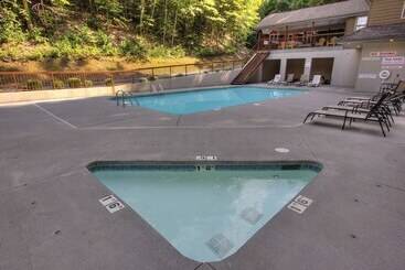 کلبه Country Roads By Honeybear Cabins