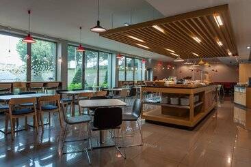 هتل Holiday Inn Express Lisbon Airport, An Ihg