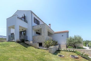 بيت ريفى Luxury Villa With Infinity Swimming Pool, Outdoor Hot Tub & Garden