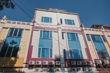 호텔 Reddoorz Plus Near Soekarno Hatta Airport Taman Mahkota