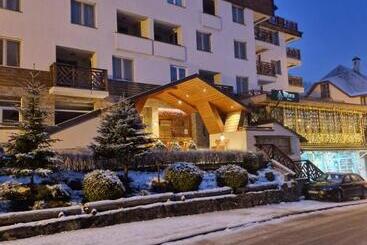 Foka Apartmani 30 M From Junior