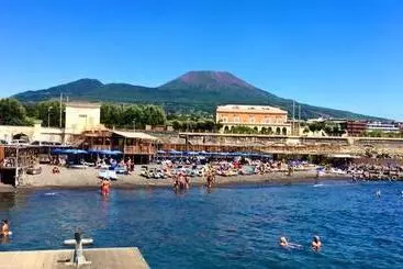 H Hostel Friendly Accommodation