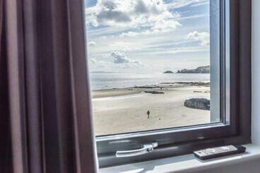 Hotel No 2 Ocean Cabins   Saundersfoot Harbour   Saundersfoot