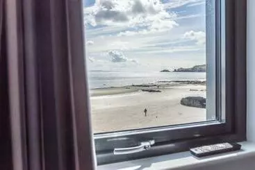 Hotel No 2 Ocean Cabins   Saundersfoot Harbour   Saundersfoot