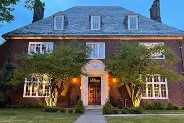 The Argus Hotel & Cocktail Lounge