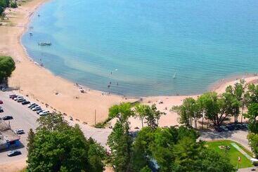 Balm Beach Resort & Motel