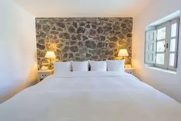 Iconic Santorini, A Boutique Cave Hotel By Sandglass