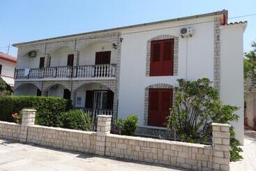 پانسیون Rooms & Apartments Kaurloto